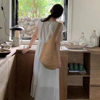 Bucket torba od rafije, gradski minimalistički stil, ovalni oblik, podstava od rafije, s jednom naramenicom