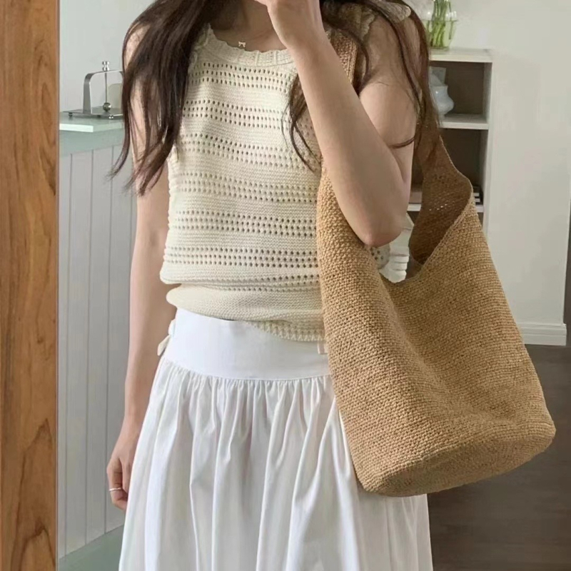 Bucket torba od rafije, gradski minimalistički stil, ovalni oblik, podstava od rafije, s jednom naramenicom