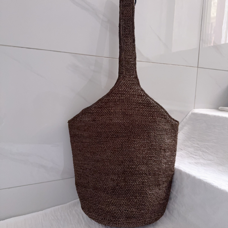 Bucket torba od rafije, gradski minimalistički stil, ovalni oblik, podstava od rafije, s jednom naramenicom