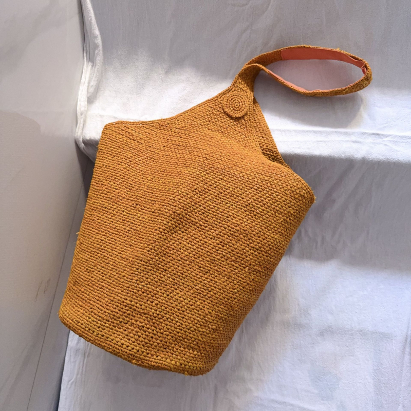 Bucket torba od rafije, gradski minimalistički stil, ovalni oblik, podstava od rafije, s jednom naramenicom