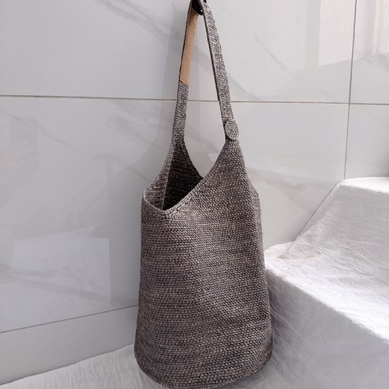 Bucket torba od rafije, gradski minimalistički stil, ovalni oblik, podstava od rafije, s jednom naramenicom