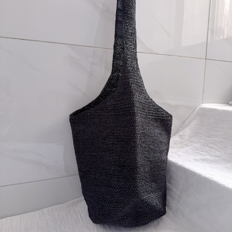 Bucket torba od rafije, gradski minimalistički stil, ovalni oblik, podstava od rafije, s jednom naramenicom