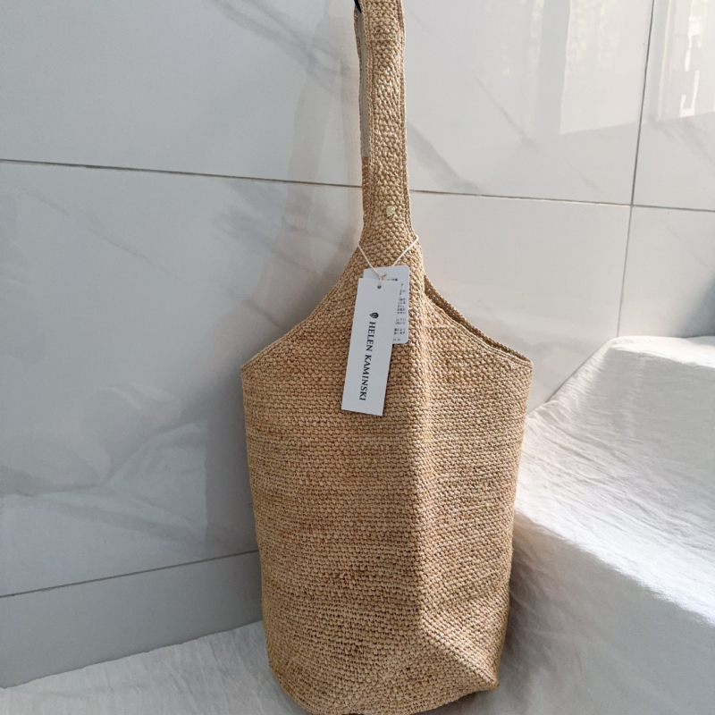 Bucket torba od rafije, gradski minimalistički stil, ovalni oblik, podstava od rafije, s jednom naramenicom