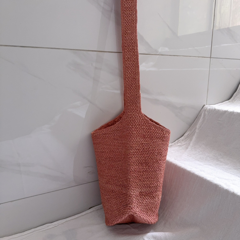 Bucket torba od rafije, gradski minimalistički stil, ovalni oblik, podstava od rafije, s jednom naramenicom