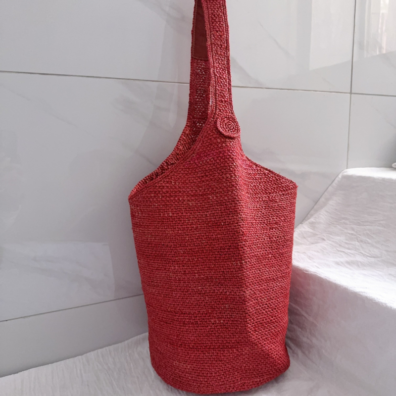 Bucket torba od rafije, gradski minimalistički stil, ovalni oblik, podstava od rafije, s jednom naramenicom