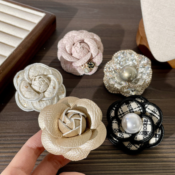 Брошка за дрехи камелия от текстил в стил Шанел ръчна изработка изкуствен кристал форма цвете