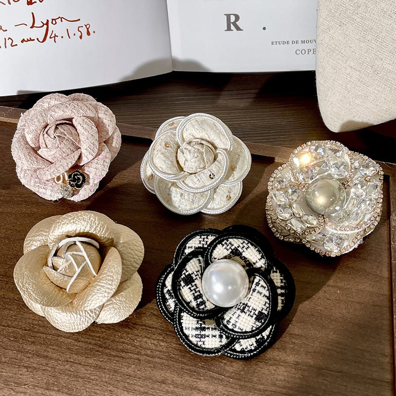 Брошка за дрехи камелия от текстил в стил Шанел ръчна изработка изкуствен кристал форма цвете
