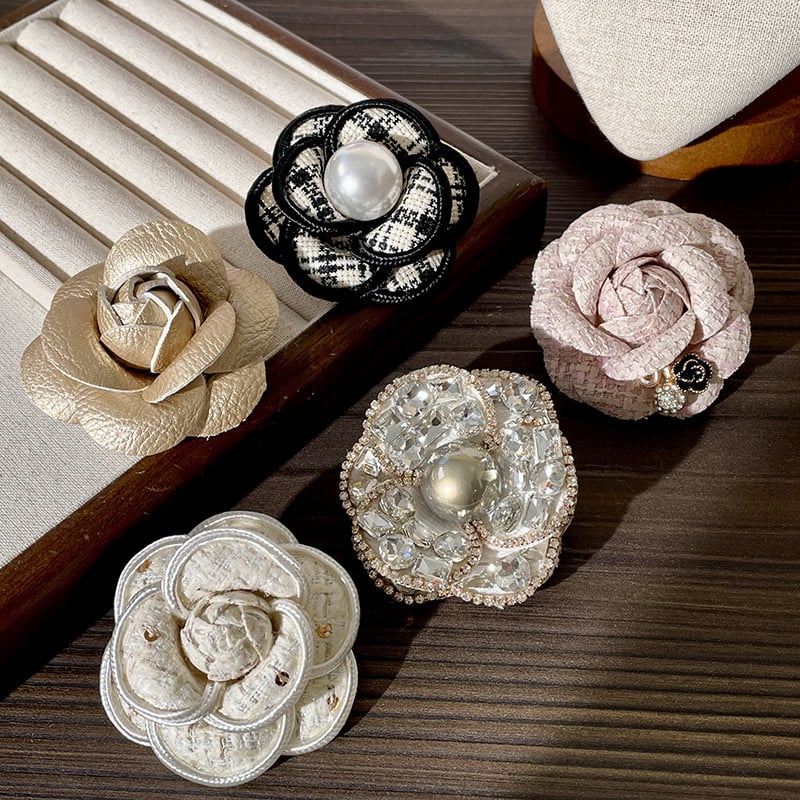 Брошка за дрехи камелия от текстил в стил Шанел ръчна изработка изкуствен кристал форма цвете