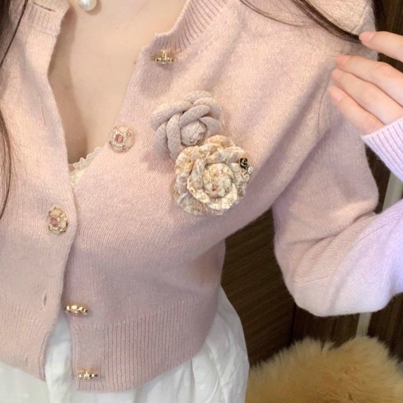 Брошка за дрехи камелия от текстил в стил Шанел ръчна изработка изкуствен кристал форма цвете