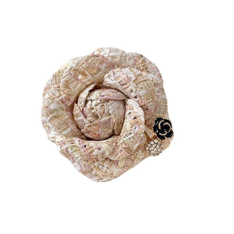 Брошка за дрехи камелия от текстил в стил Шанел ръчна изработка изкуствен кристал форма цвете