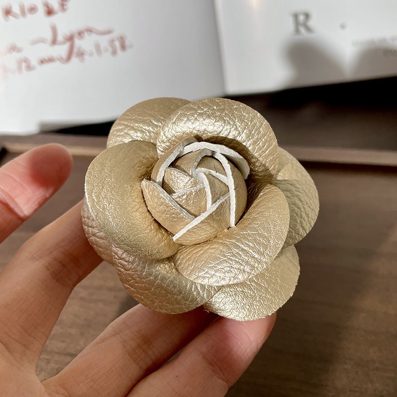 Брошка за дрехи камелия от текстил в стил Шанел ръчна изработка изкуствен кристал форма цвете