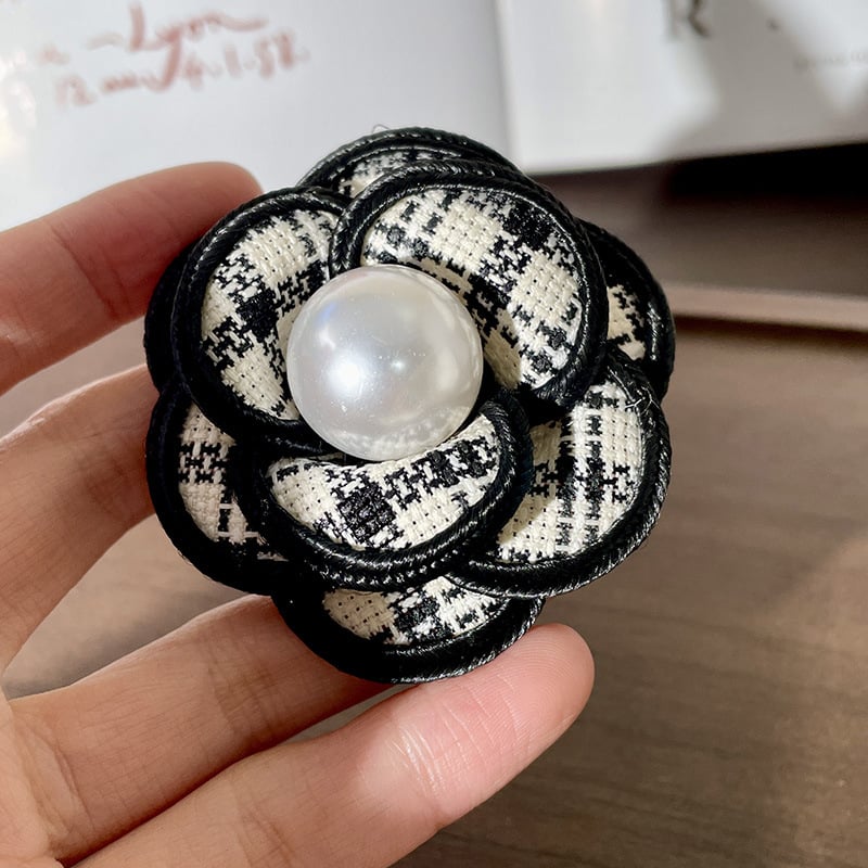 Брошка за дрехи камелия от текстил в стил Шанел ръчна изработка изкуствен кристал форма цвете