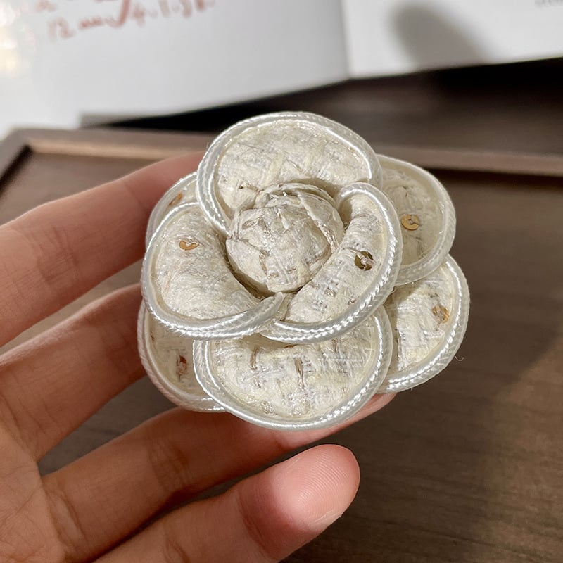 Брошка за дрехи камелия от текстил в стил Шанел ръчна изработка изкуствен кристал форма цвете