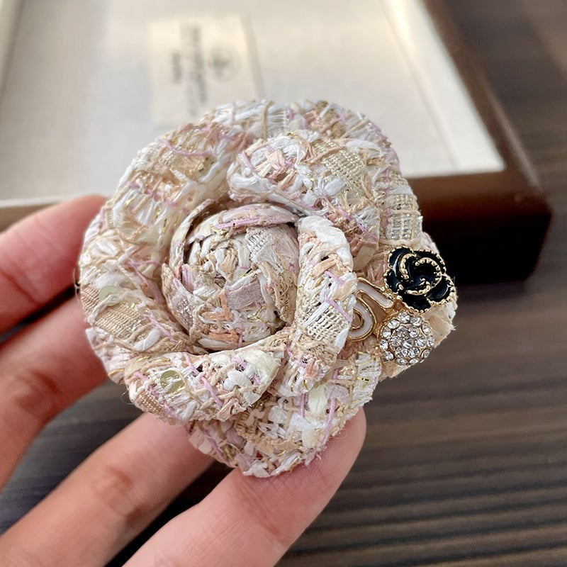 Брошка за дрехи камелия от текстил в стил Шанел ръчна изработка изкуствен кристал форма цвете