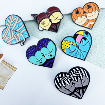 Szív alakú ötvözet kitűző Halloween motívumokkal: tök, macska és pók; édes és menő stílus; sütött lakkozás