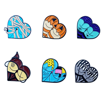 Szív alakú ötvözet kitűző Halloween motívumokkal: tök, macska és pók; édes és menő stílus; sütött lakkozás