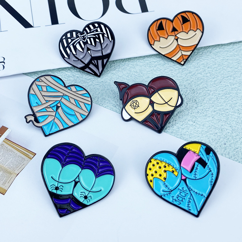 Szív alakú ötvözet kitűző Halloween motívumokkal: tök, macska és pók; édes és menő stílus; sütött lakkozás