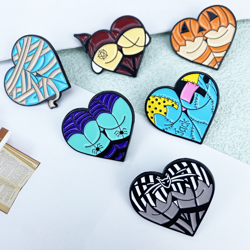 Szív alakú ötvözet kitűző Halloween motívumokkal: tök, macska és pók; édes és menő stílus; sütött lakkozás