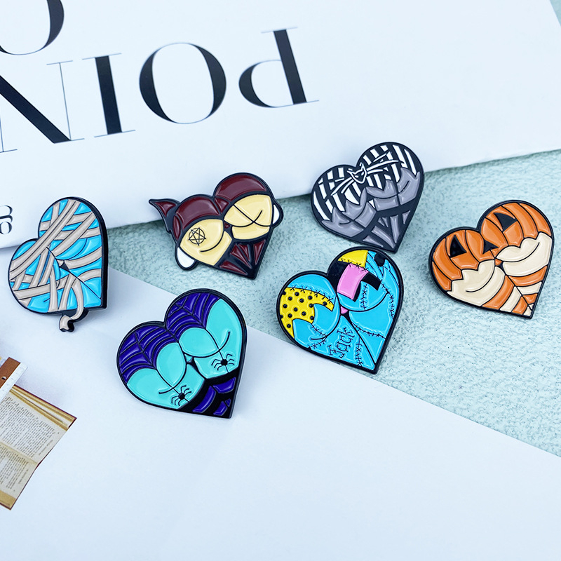 Szív alakú ötvözet kitűző Halloween motívumokkal: tök, macska és pók; édes és menő stílus; sütött lakkozás