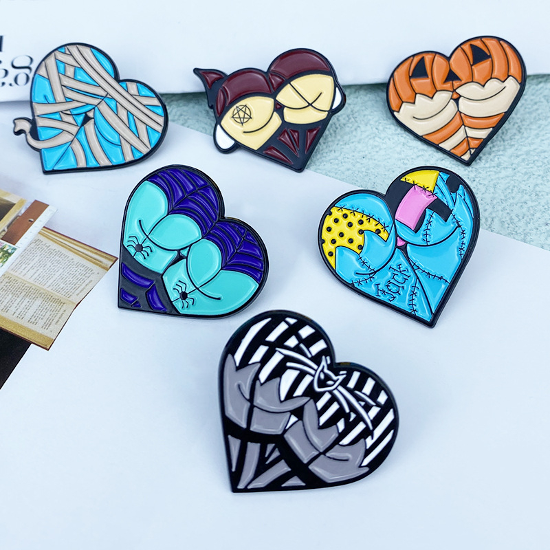 Szív alakú ötvözet kitűző Halloween motívumokkal: tök, macska és pók; édes és menő stílus; sütött lakkozás