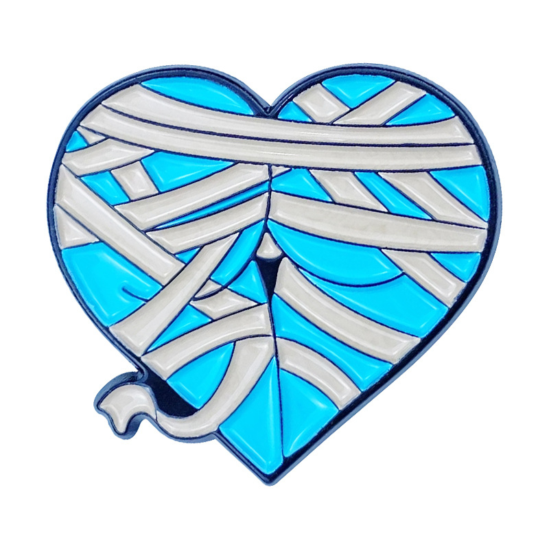 Szív alakú ötvözet kitűző Halloween motívumokkal: tök, macska és pók; édes és menő stílus; sütött lakkozás