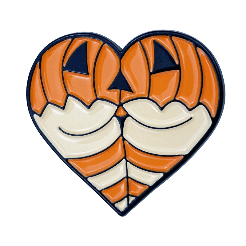 Szív alakú ötvözet kitűző Halloween motívumokkal: tök, macska és pók; édes és menő stílus; sütött lakkozás