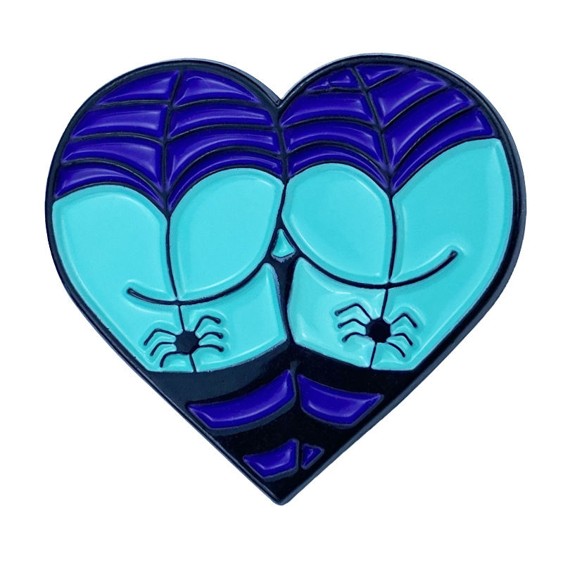 Szív alakú ötvözet kitűző Halloween motívumokkal: tök, macska és pók; édes és menő stílus; sütött lakkozás