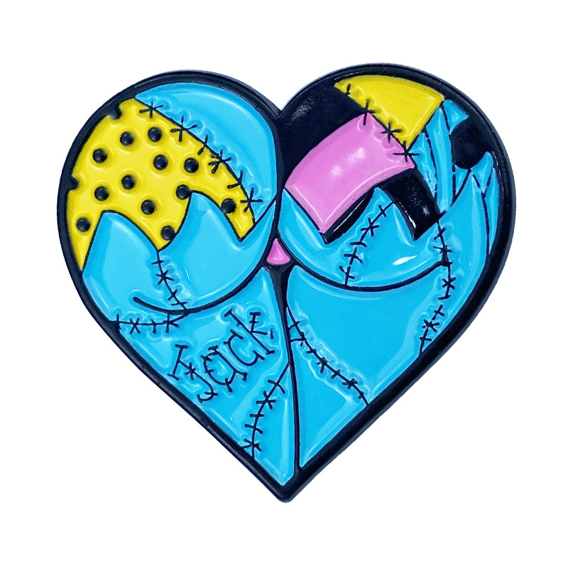 Szív alakú ötvözet kitűző Halloween motívumokkal: tök, macska és pók; édes és menő stílus; sütött lakkozás