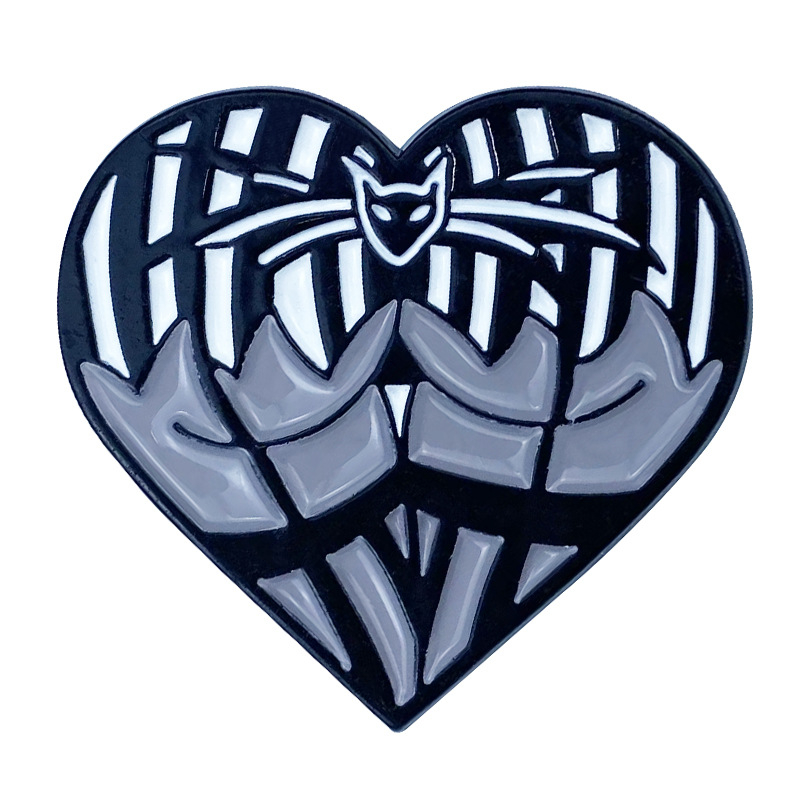 Szív alakú ötvözet kitűző Halloween motívumokkal: tök, macska és pók; édes és menő stílus; sütött lakkozás