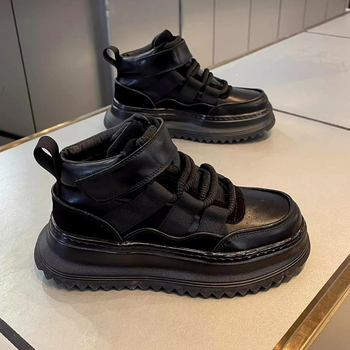 Mārtiņa zābaki – virsējais materiāls no mikrošķiedru ādas, gumijas zole, 3–5 cm papēdis, priekšējais šņorēšana, zems augstums (Virs: mikrošķiedru āda; Zole: gumija; Papēdis: 3–5 cm; Šņorēšana: priekšējā; Zems augstums)