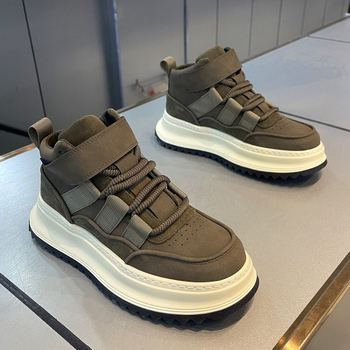 Mārtiņa zābaki – virsējais materiāls no mikrošķiedru ādas, gumijas zole, 3–5 cm papēdis, priekšējais šņorēšana, zems augstums (Virs: mikrošķiedru āda; Zole: gumija; Papēdis: 3–5 cm; Šņorēšana: priekšējā; Zems augstums)