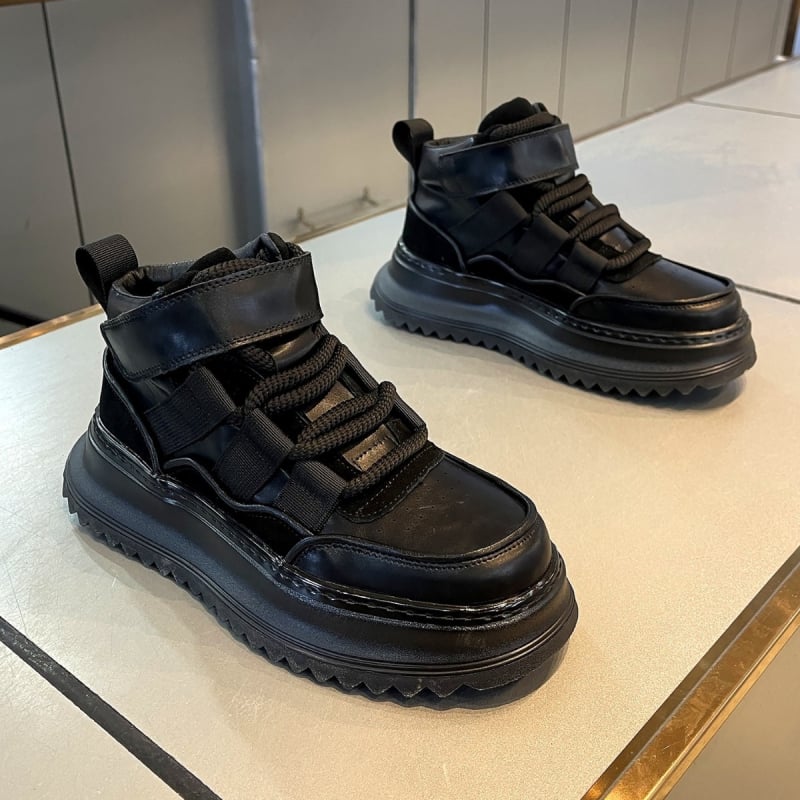 Mārtiņa zābaki – virsējais materiāls no mikrošķiedru ādas, gumijas zole, 3–5 cm papēdis, priekšējais šņorēšana, zems augstums (Virs: mikrošķiedru āda; Zole: gumija; Papēdis: 3–5 cm; Šņorēšana: priekšējā; Zems augstums)