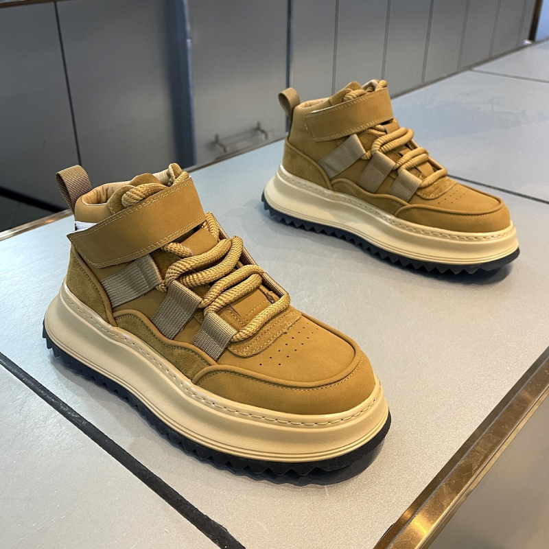 Mārtiņa zābaki – virsējais materiāls no mikrošķiedru ādas, gumijas zole, 3–5 cm papēdis, priekšējais šņorēšana, zems augstums (Virs: mikrošķiedru āda; Zole: gumija; Papēdis: 3–5 cm; Šņorēšana: priekšējā; Zems augstums)