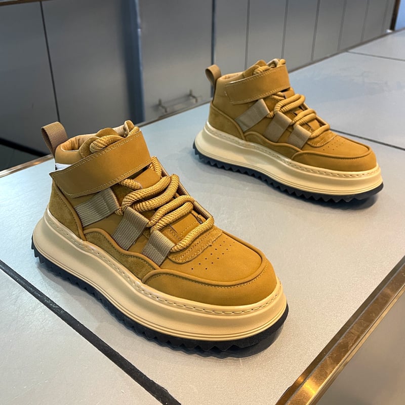 Mārtiņa zābaki – virsējais materiāls no mikrošķiedru ādas, gumijas zole, 3–5 cm papēdis, priekšējais šņorēšana, zems augstums (Virs: mikrošķiedru āda; Zole: gumija; Papēdis: 3–5 cm; Šņorēšana: priekšējā; Zems augstums)