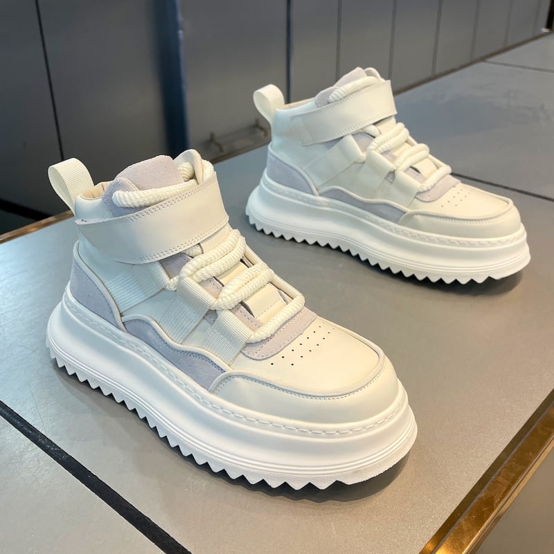 Mārtiņa zābaki – virsējais materiāls no mikrošķiedru ādas, gumijas zole, 3–5 cm papēdis, priekšējais šņorēšana, zems augstums (Virs: mikrošķiedru āda; Zole: gumija; Papēdis: 3–5 cm; Šņorēšana: priekšējā; Zems augstums)