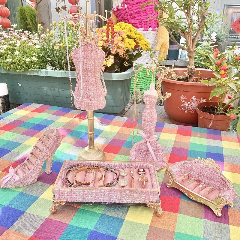 Стойка за бижута във формата на Барби кукла — синтетична смола, кадифено покритие, железна изработка; Nishang оригинал, Yiwu