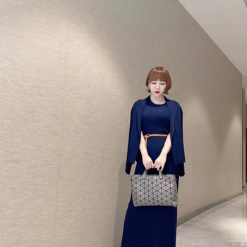 PVC torba tipa Briefcase u gradskom minimalističkom stilu, s platnenom podstavom i zatvaračem na zip