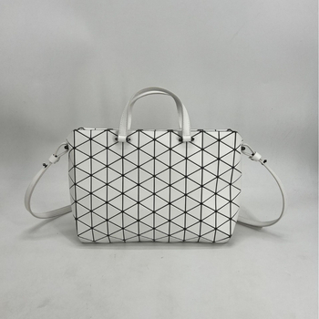 PVC torba tipa Briefcase u gradskom minimalističkom stilu, s platnenom podstavom i zatvaračem na zip