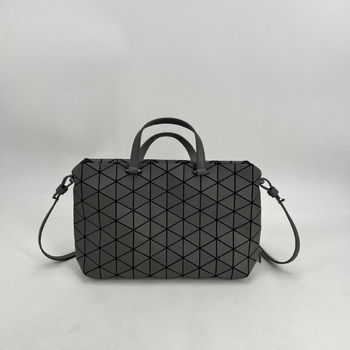 PVC torba tipa Briefcase u gradskom minimalističkom stilu, s platnenom podstavom i zatvaračem na zip