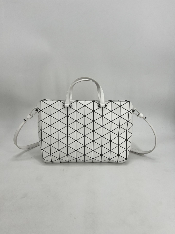 PVC torba tipa Briefcase u gradskom minimalističkom stilu, s platnenom podstavom i zatvaračem na zip