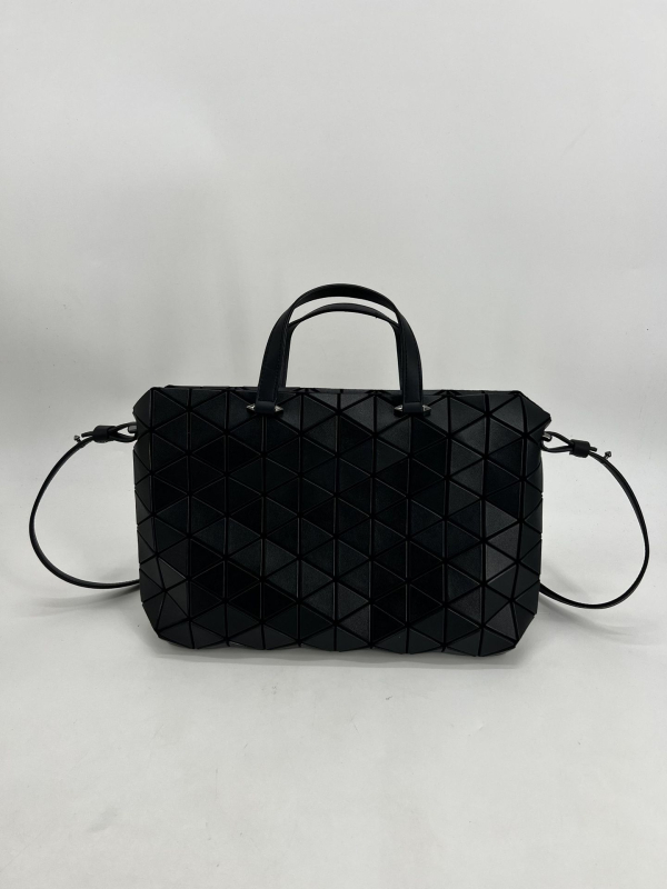 PVC torba tipa Briefcase u gradskom minimalističkom stilu, s platnenom podstavom i zatvaračem na zip