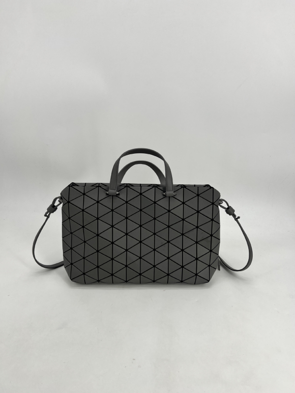 PVC torba tipa Briefcase u gradskom minimalističkom stilu, s platnenom podstavom i zatvaračem na zip