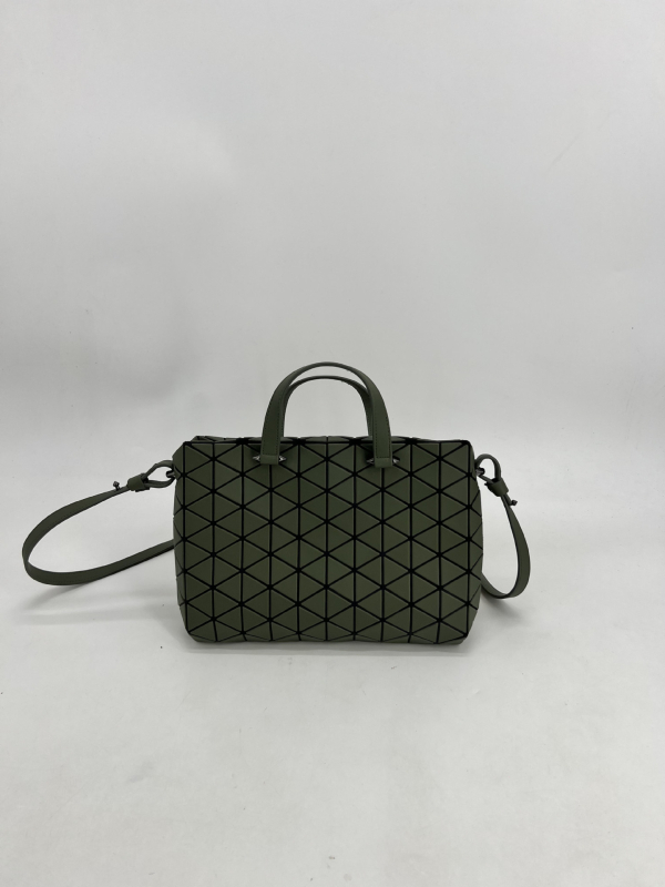 PVC torba tipa Briefcase u gradskom minimalističkom stilu, s platnenom podstavom i zatvaračem na zip