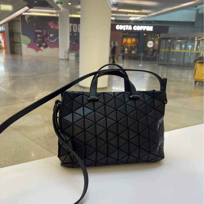 PVC torba tipa Briefcase u gradskom minimalističkom stilu, s platnenom podstavom i zatvaračem na zip