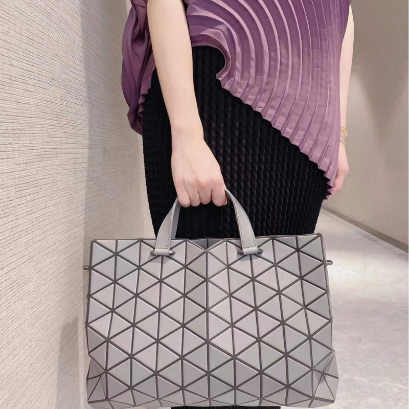 PVC torba tipa Briefcase u gradskom minimalističkom stilu, s platnenom podstavom i zatvaračem na zip