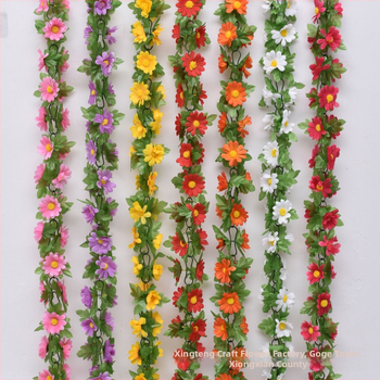 Művirágos kúszónövény margarétával és kis napraforgókkal; anyagok: műanyag és selyemvirágok; készítés: stilizálás, injektív öntés; fajtája: Daisy