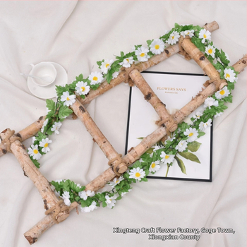 Művirágos kúszónövény margarétával és kis napraforgókkal; anyagok: műanyag és selyemvirágok; készítés: stilizálás, injektív öntés; fajtája: Daisy