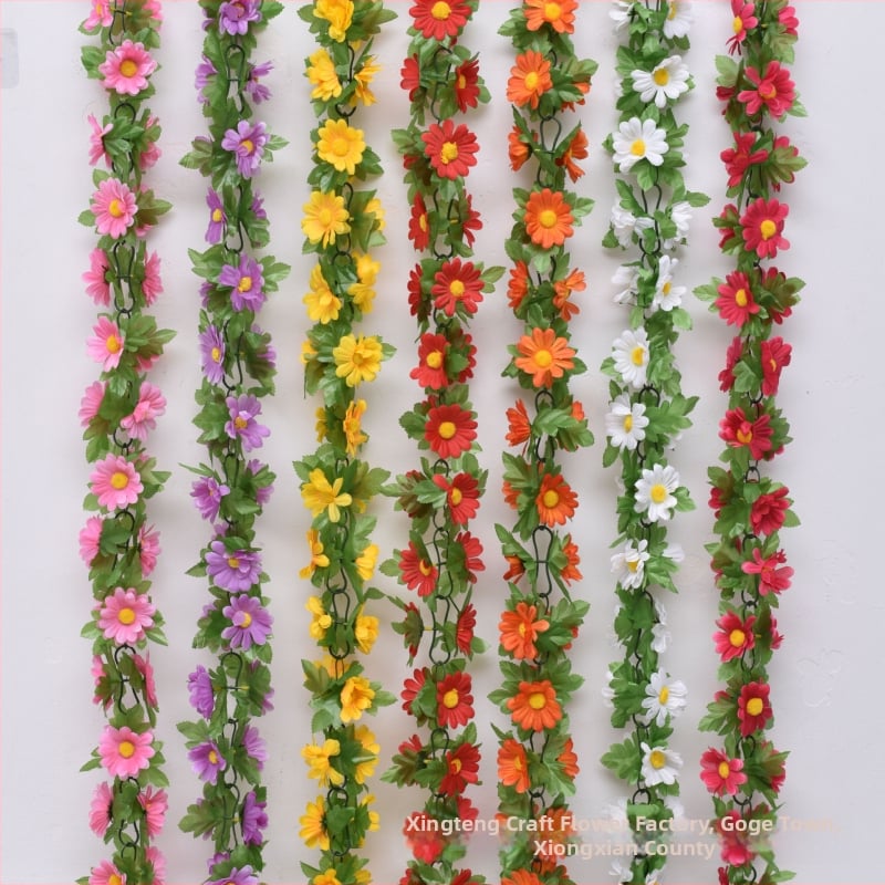 Művirágos kúszónövény margarétával és kis napraforgókkal; anyagok: műanyag és selyemvirágok; készítés: stilizálás, injektív öntés; fajtája: Daisy