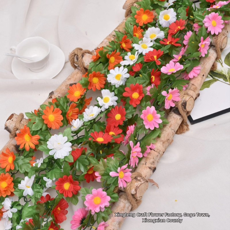 Művirágos kúszónövény margarétával és kis napraforgókkal; anyagok: műanyag és selyemvirágok; készítés: stilizálás, injektív öntés; fajtája: Daisy