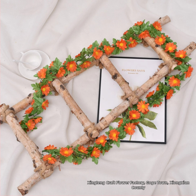 Művirágos kúszónövény margarétával és kis napraforgókkal; anyagok: műanyag és selyemvirágok; készítés: stilizálás, injektív öntés; fajtája: Daisy